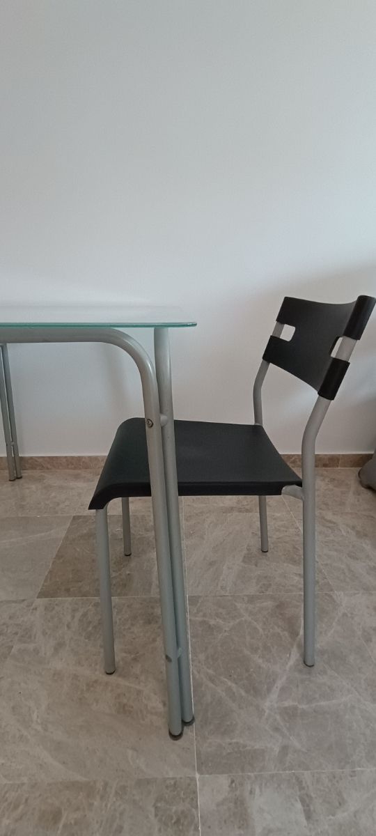 Tavolo in vetro e 4 sedie in vendita