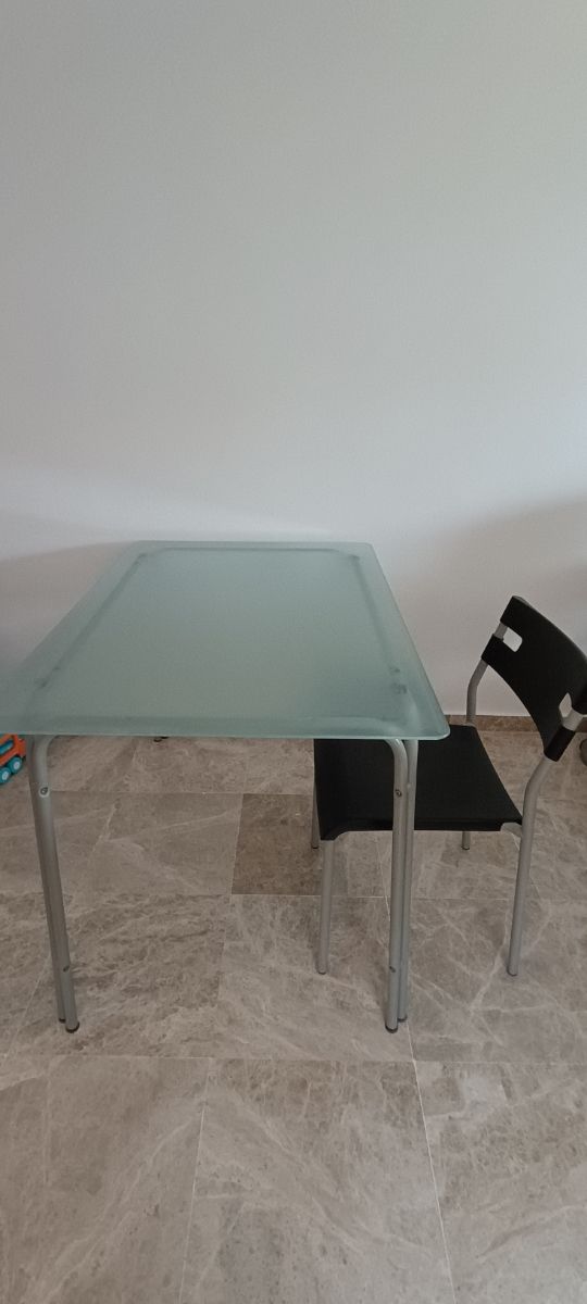 Tavolo in vetro e 4 sedie in vendita