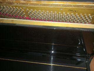 Piano de pared marca SINFONY