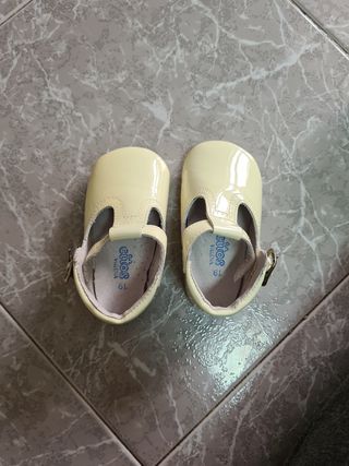 Patucos beige para bebé. Sin estrenar 