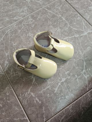 Patucos beige para bebé. Sin estrenar 