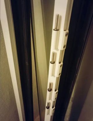 Puerta blanca aluminio + cajón/persiana