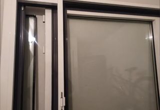 Puerta blanca aluminio + cajón/persiana