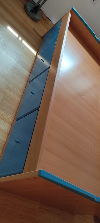 Oportunidad. Cama de madera, colchón y estantería