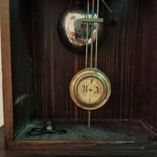 Antiguo reloj de pared madera pendulo