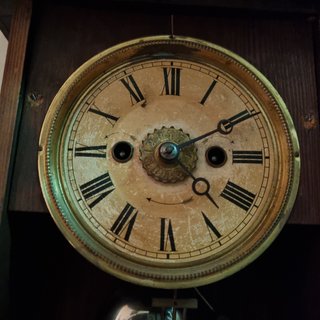 Antiguo reloj de pared madera pendulo