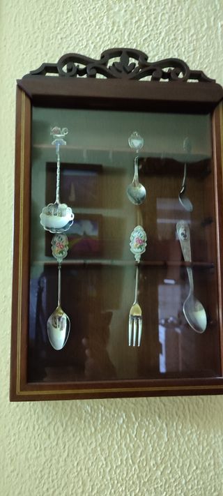 Vítrina con cristal. Colección 12 cucharitas