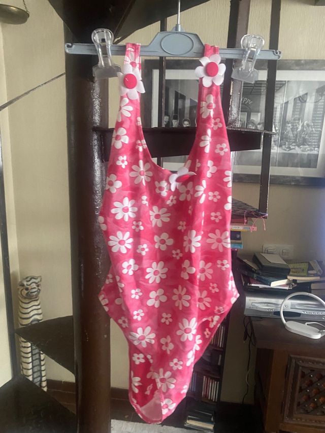 Bañador rojo de flores, talla 16. No se estrenado.