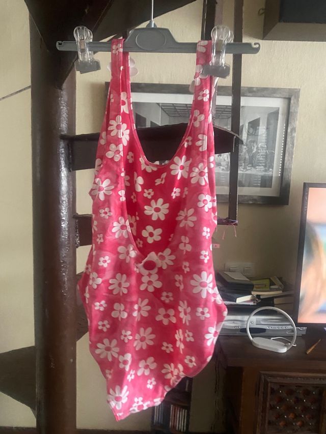 Bañador rojo de flores, talla 16. No se estrenado.