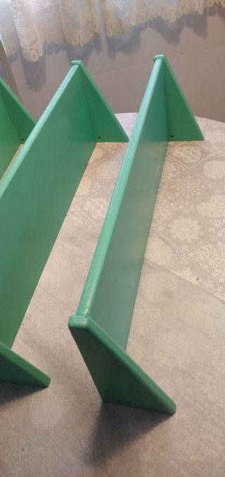 Estanterías lacadas.