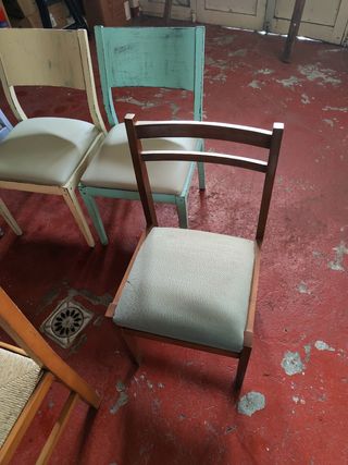 Lote de sillas y un taburete