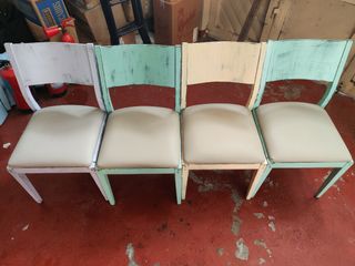 Lote de sillas y un taburete