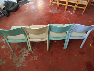 Lote de sillas y un taburete