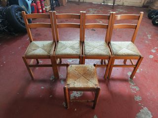 Lote de sillas y un taburete