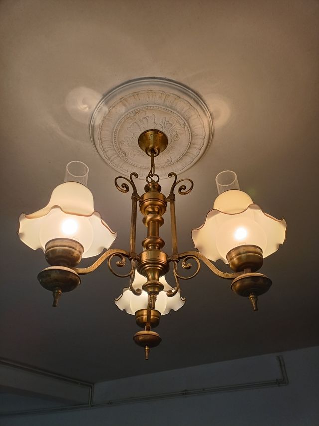 Lámpara de techo de bronce. 3 tulipa