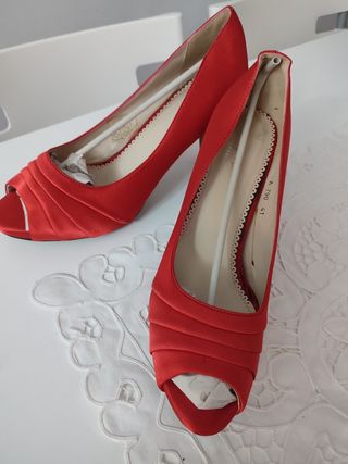 Zapatos tacón rojo de raso.