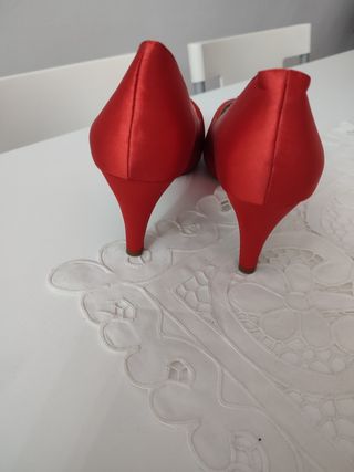 Zapatos tacón rojo de raso.