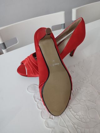 Zapatos tacón rojo de raso.