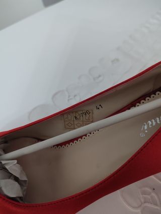 Zapatos tacón rojo de raso.