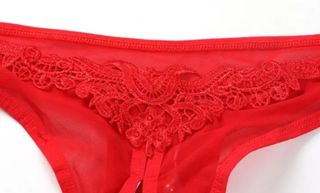 Braguita tanga roja con aberturas