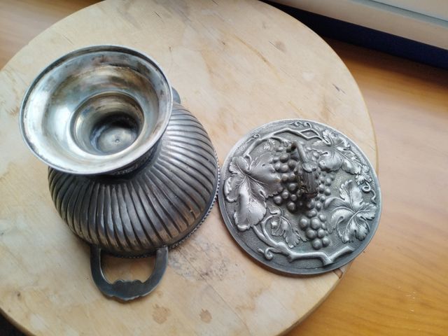 Sopera maciza trabajada.