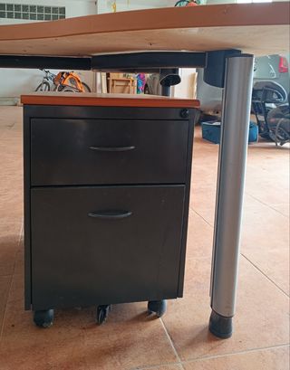 Mesa de despacho y cajonera.