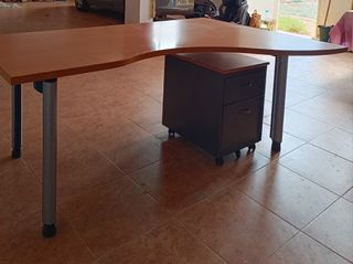 Mesa de despacho y cajonera.