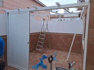 Ventanas cubiertas panel sanwich 