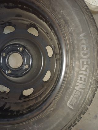 Llanta y rueda nuevos.