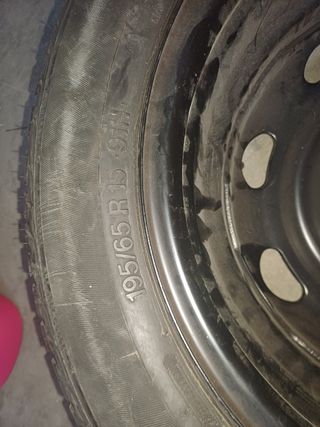 Llanta y rueda nuevos.