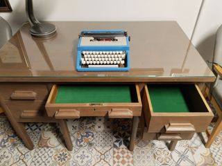 Antigua mesa oficina correos