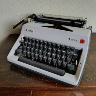 Maquina de Escribir Olympia Mónica