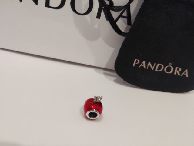 Abalorio manzana Pandora