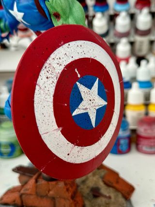 Figura de Capitan América zombi