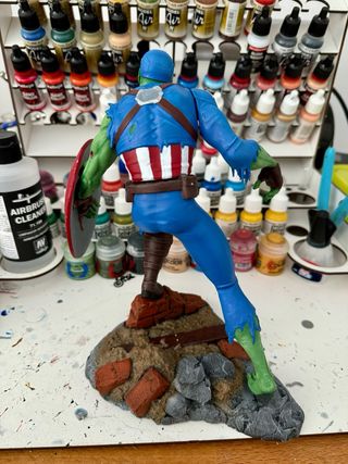 Figura de Capitan América zombi