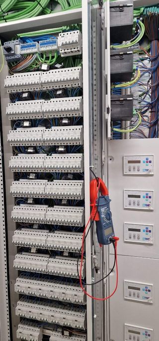 Electricista cualificado, Manitas, reformas.