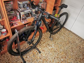 Bicicleta "Cube" fibra carbono