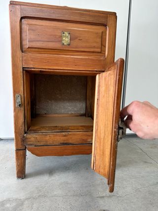 Antigua nevera de madera