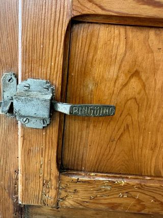 Antigua nevera de madera