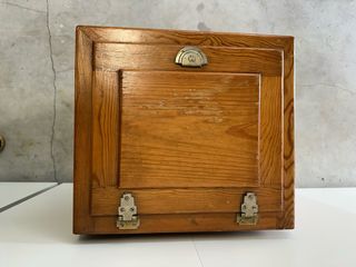 Antigua nevera de madera