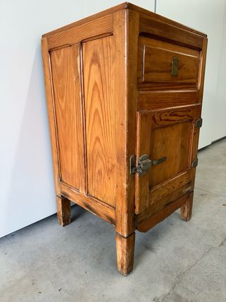 Antigua nevera de madera