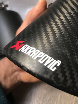 2 Colas de escape ovaladas carbono mate akrapovic