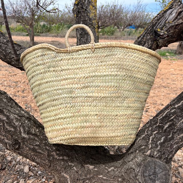 Capazo de palma artesanal para decoración.