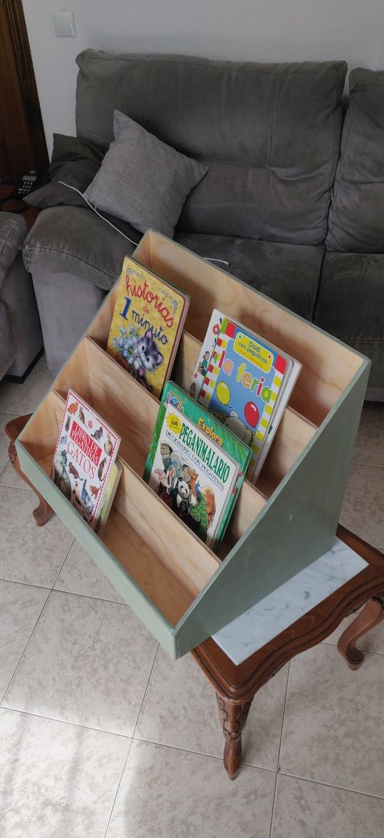 Estantería de libros infantil