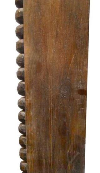 Talla de madera de roble, forma parte de un alero