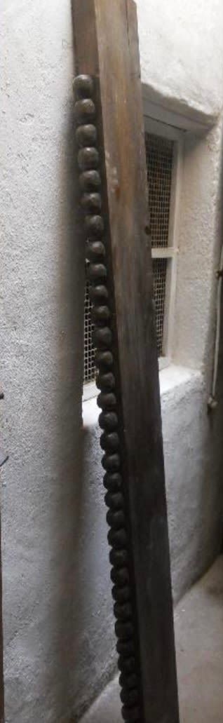 Talla de madera de roble, forma parte de un alero