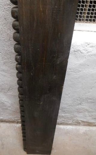 Talla de madera de roble, forma parte de un alero