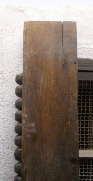 Talla de madera de roble, forma parte de un alero