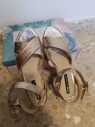 Sandalias de tacón con plataforma doradas
