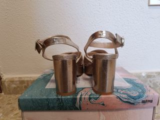 Sandalias de tacón con plataforma doradas